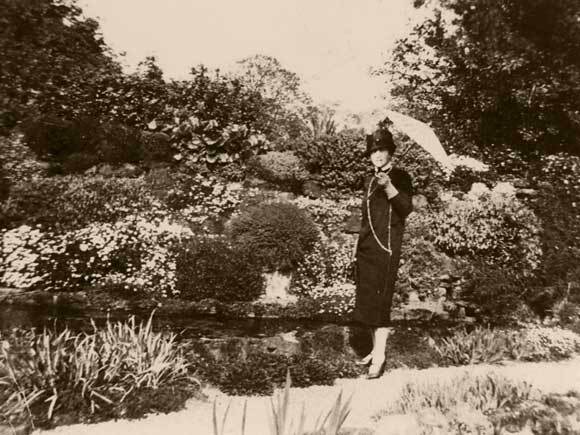 Dronning Maud i hagen sin ved Appleton. Hun fikk også laget en vakker hage omkring Bygdø Kongsgård. Foto: De kongelige samlinger
